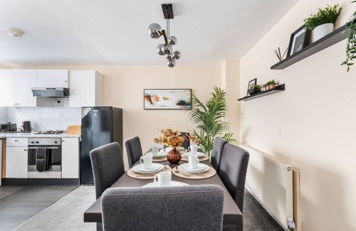 Glyndon House | Three-Bedroom House w/garden