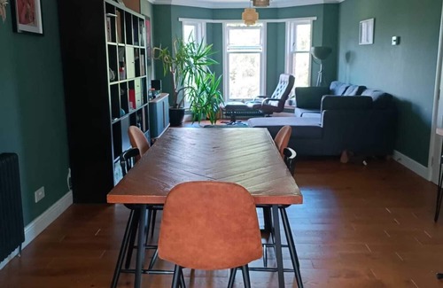 North West Apartment | Three bedroom, modern flat in Hyndland