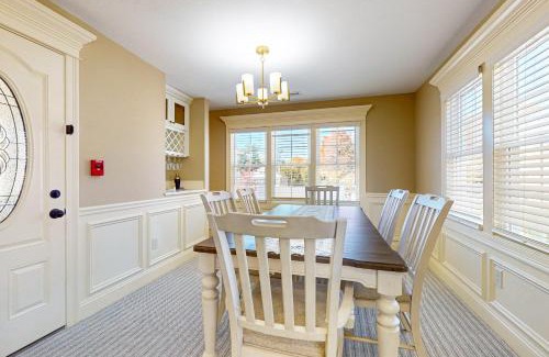 Holyoke Apartment | Three Bedroom - Victory Residence