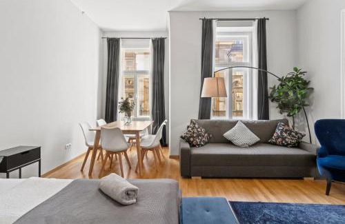 Meidling Apartment | Three Bedrooms - 80 m2 - 2 min to U4 Meidlinger Hauptstraße