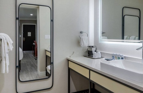 Southeast Torrance House | Three Sleek Units Near The Best Restaurants, Farmers' Market & Shopping Center