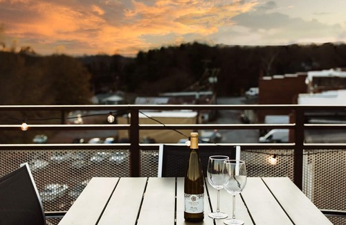 Jonesville Apartment | Three Trails 1 Bedroom Loft | Historic Downtown | Wine Country