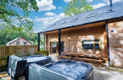 Farley Cabin | Throwley; woodland lodge for 14 with 2 hot tubs in the Staffordshire Moorlands