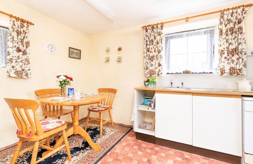 Penryn Cottage | Thumbelina, far reaching views of the countryside