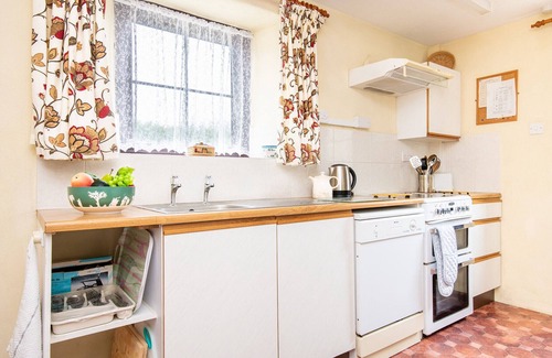 Penryn Cottage | Thumbelina, far reaching views of the countryside