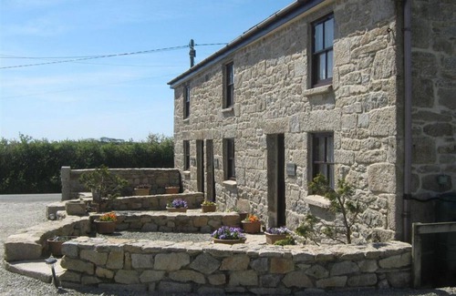 Penryn Cottage | Thumbelina, far reaching views of the countryside