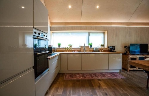 Ammanford Cabin | Thyme Getaway · 2BR · Sauna · Hot Tub · Sleeps 4