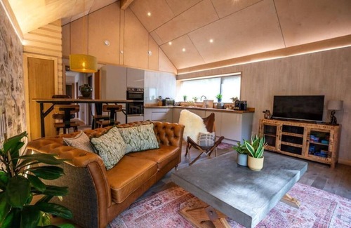 Ammanford Cabin | Thyme Getaway · 2BR · Sauna · Hot Tub · Sleeps 4