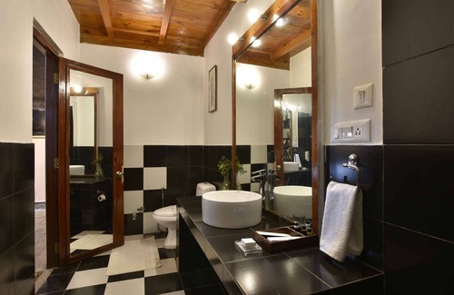 Bhimtal Hotel | Tiaraa Monolith Lake Resort