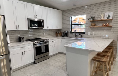Nokomis House | Tiki Oasis on 0.6 acres- 5 min to the beach, clean and modern.