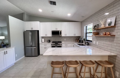 Nokomis House | Tiki Oasis on 0.6 acres- 5 min to the beach, clean and modern.