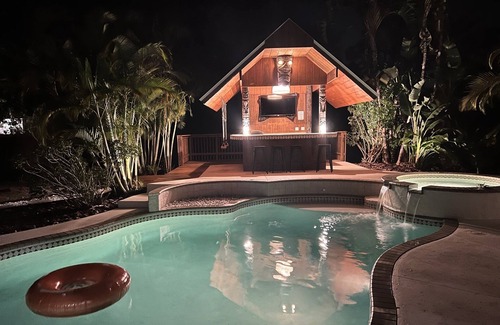 Nokomis House | Tiki Oasis on 0.6 acres- 5 min to the beach, clean and modern.