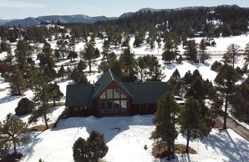 Timber Ridge Ranch House | Timber Lodge: Family Log Hm w/Amazing Views, 3 Acres Near Town, A/C, Hot Tub