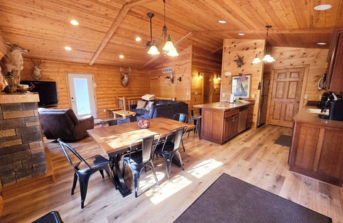 Harpers Ferry Cabin | Timber Ridge Lodge w/hot tub & POOL!