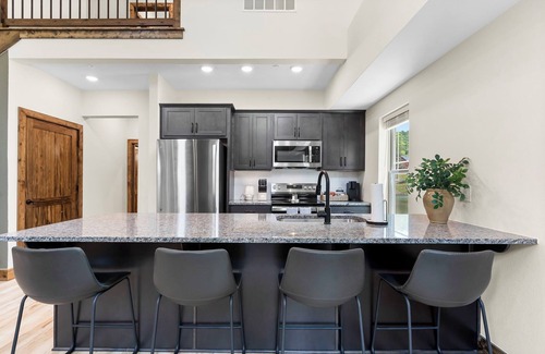 Hollister Cabin | Timber Valley Cabin - 4BR, Waterview, Private Hot Tub, Resort Style Pool