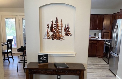 Post Falls House | Timbercrest Retreat - Delightful Home near river, Couer d'Alene & Silverwood!