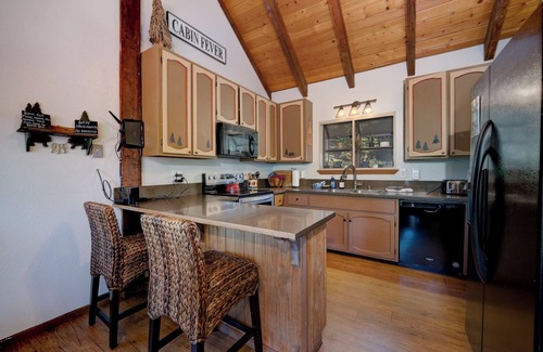 Kingswood Estates House | Timberhaus | Hot Tub & Pool Table, 10 Min to Beach!