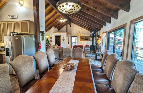 Kingswood Estates House | Timberhaus | Hot Tub & Pool Table, 10 Min to Beach!