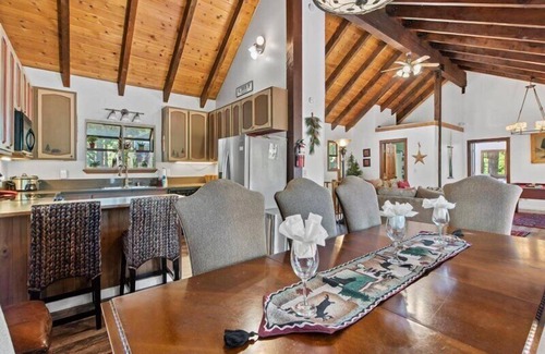 Kingswood Estates House | Timberhaus | Hot Tub & Pool Table, 10 Min to Beach!