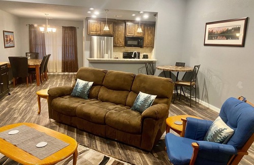 Calera House | *Timberland Cottage* Sleeps 6. Minutes to Casino, Concerts, Lake, College