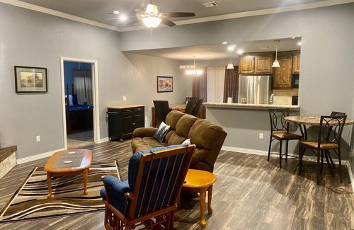 Calera House | *Timberland Cottage* Sleeps 6. Minutes to Casino, Concerts, Lake, College