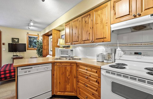 Sun Peaks Apartment | Timberline 42: Secluded Studio Condo w/Full Kitchen