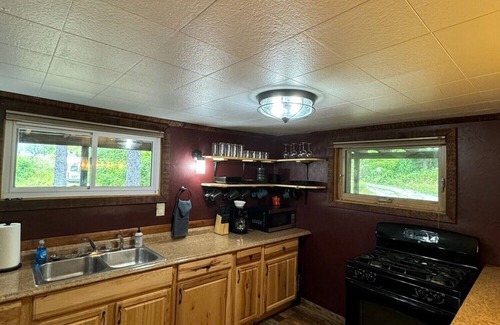 Old Washington Cabin | Timberline Cabins - Peaceful Pines Lodge, WiFi, Pets, Stalls, Hot Tub