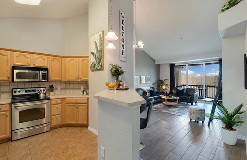 Side Hill Apartment | Timberline Retreat – King Bed, Fireplace & Pool!