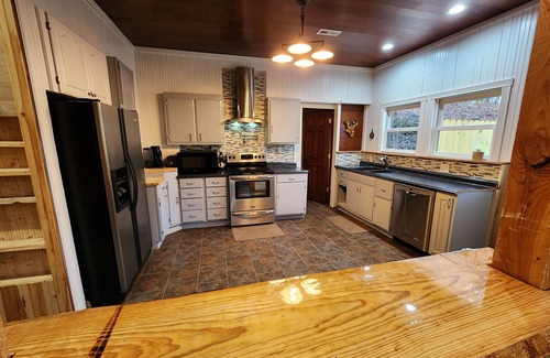 Gnaw Bone Cabin | TIMELESS IVORY LODGE: Cabin & creek, Hot Tub, 5min to Nashville! Pet friendly