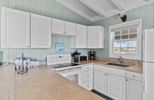 Long Beach Cottage | Timeless Oceanfront Cottage Near Pier with Grill & Fishing Station