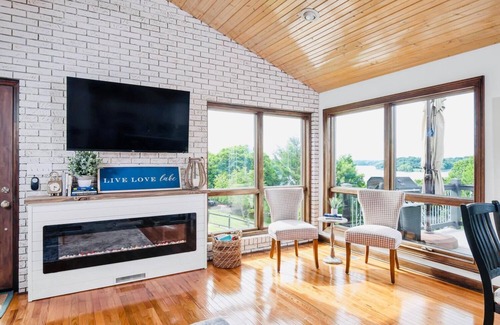 Winchester Cabin | ☀️Tims Ford Bliss☀️ amazing Lakefront views, private Dock, Beach, Firepit, Fun!