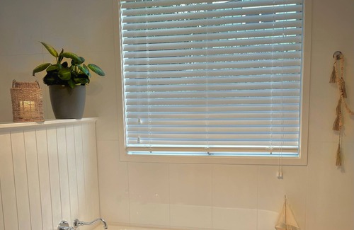Point Clare House | Tintern– Perfect for families - bay views & historic