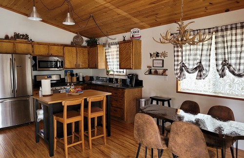 Peter Pan House | Tiny Bear Cabin Family Retreat 2br/1.5ba/Wi-Fi