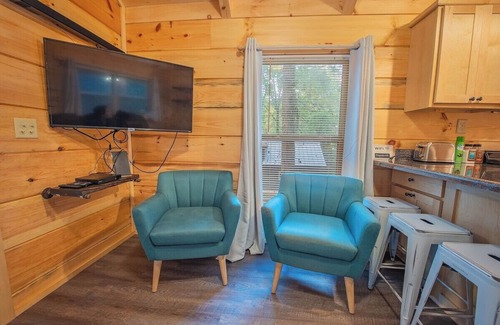 Lookout Valley Neighborhood Association Apartment | Tiny Cabin Village | Private Hot Tub | Lynda Cabin