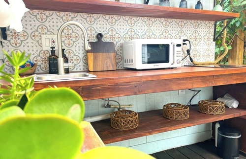 Bearss Plaza Cottage | Tiny Home Hideaway - Patio Pet-Friendly