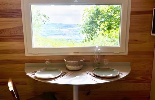 Bessuejouls House | Tiny Home 'La Gondal' with Mountain View, Private Terrace and Wi-Fi