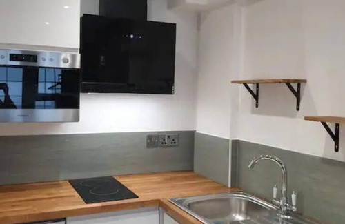 Southwick Apartment | Tiny home whole flat beach cabin, 15 mins away from Brighton Pier!