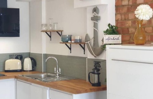 Southwick Apartment | Tiny home whole flat beach cabin, 15 mins away from Brighton Pier!