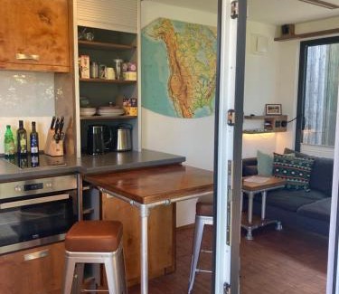 Scheuerfeld House | Tiny House im Seecontainer mit Parkplatz, Glasfaser, Netflix, Veranda und gehobener Ausstattung
