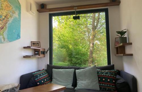 Scheuerfeld House | Tiny House im Seecontainer mit Parkplatz, Glasfaser, Netflix, Veranda und gehobener Ausstattung