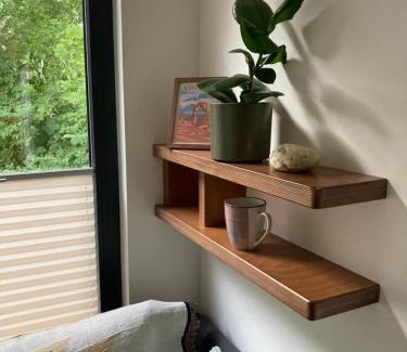 Scheuerfeld House | Tiny House im Seecontainer mit Parkplatz, Glasfaser, Netflix, Veranda und gehobener Ausstattung
