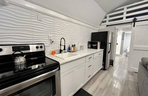 North Charleston Cottage | Tiny house monthly rental with small office in central North Charleston with AC