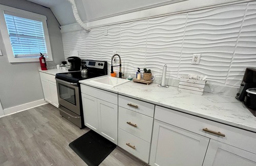 North Charleston Cottage | Tiny house monthly rental with small office in central North Charleston with AC