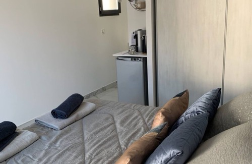 Peypin Bed & Breakfast | Tiny house with private terrace and heated pool access