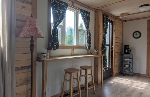 Nakusp House | Tiny House with stunning mountain views, steps from Arrow lake. Pet- friendly!
