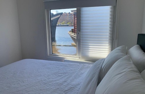 Amsterdam East Bed & Breakfast | Tiny Houseboat B&B on the Amstel River