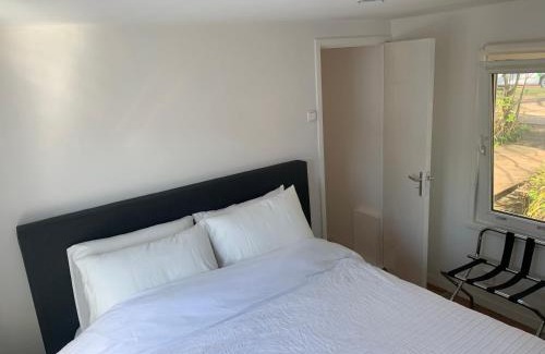 Amsterdam East Bed & Breakfast | Tiny Houseboat B&B on the Amstel River