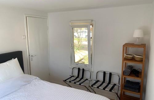 Amsterdam East Bed & Breakfast | Tiny Houseboat B&B on the Amstel River