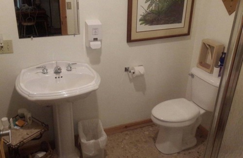 Winamac Cabin | TIPPECANOE ROOM Individual Rental. 1 QUEEN BED, 2 GUESTS ONLY ROOM