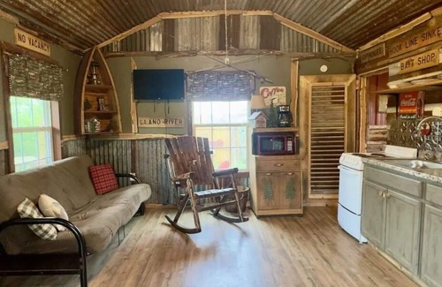 Voca Cabin | Tippy Canoe - Castell Vacation Cabin - Sleeps 4